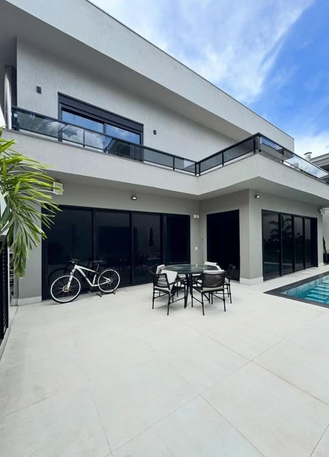 Insulfilm residencial em pátio com piscina
