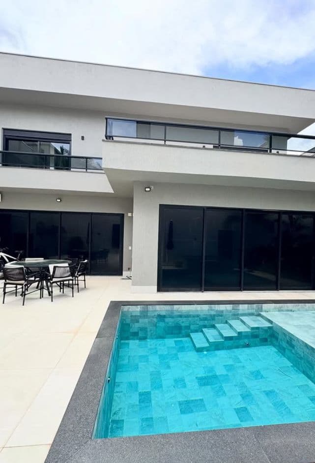 Insulfilm residencial em portas de vidro na área da piscina